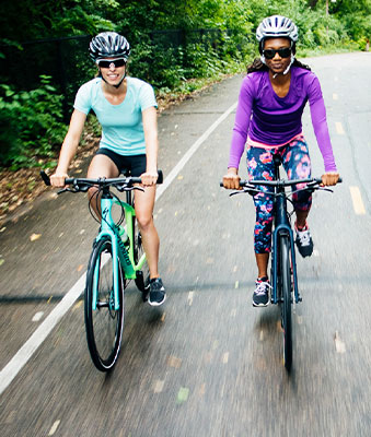 Les cyclistes à la mode avec les accessoires et vêtements vélo Basil